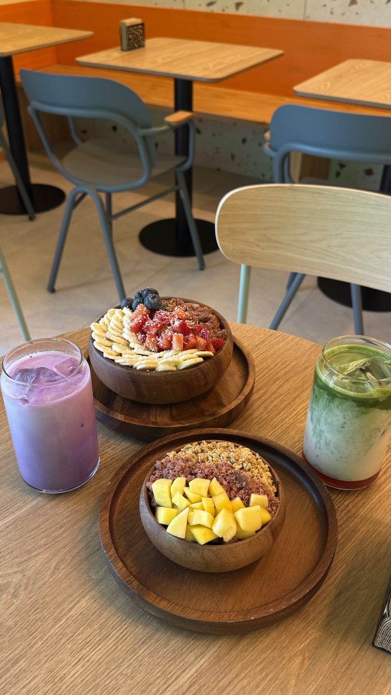 Bowls de açaí de BunBun con fruta fresca, granola y toppings